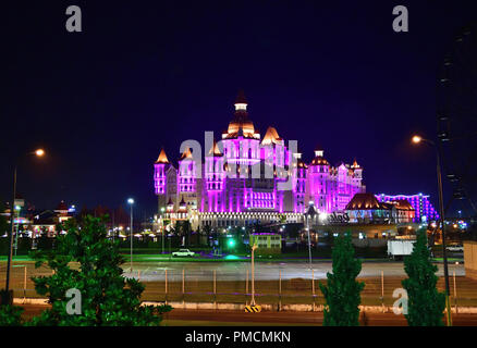 Sochi, Russland - 29. 2018. Hotel Bogatyr in Imereti Bucht im Adler in der Nacht Stockfoto