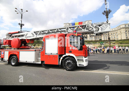 Bukarest, Rumänien, 13. September 2018: Rumänische Fire Trucks Parade vor dem Palast des Parlaments, während die Feuerwehrmänner Nationalfeiertag, auf Septem Stockfoto