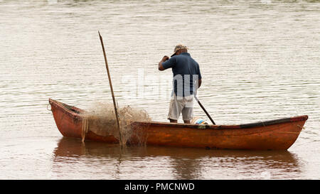 Goa, Indien - Juni 01, 2017: Ein unbekannter einheimischer Fischer wirft ein Netz über backwaters in Goa, Indien, am 01. Juni 2017 Stockfoto