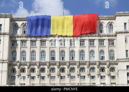 Bukarest, Rumänien, 13. September 2018: Rumänien Flagge auf dem Palast des Parlaments, von Ceausescu errichtet und früher als Haus des Volkes bekannt, auf Stockfoto