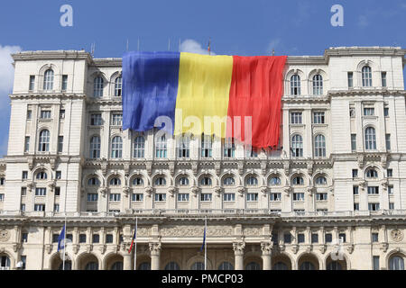 Bukarest, Rumänien, 13. September 2018: Rumänien Flagge auf dem Palast des Parlaments, von Ceausescu errichtet und früher als Haus des Volkes bekannt, auf Stockfoto