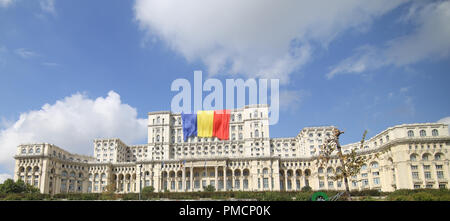 Bukarest, Rumänien, 13. September 2018: Rumänien Flagge auf dem Palast des Parlaments, von Ceausescu errichtet und früher als Haus des Volkes bekannt, auf Stockfoto