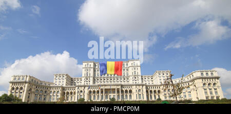 Bukarest, Rumänien, 13. September 2018: Rumänien Flagge auf dem Palast des Parlaments, von Ceausescu errichtet und früher als Haus des Volkes bekannt, auf Stockfoto