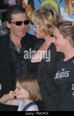 "Shrek 2" Premiere 5/08/2004 Antonio Banderas, Melanie Griffith und Kinder Stella Banderas und Dakota Johnson Foto von Joseph Martinez - Alle Rechte vorbehalten File Reference # 21809 0031 PLX für redaktionelle Verwendung Stockfoto