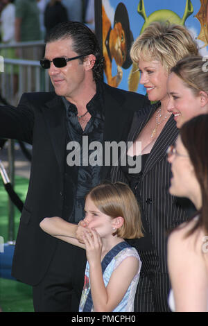 "Shrek 2" Premiere 5/08/2004 Antonio Banderas, Melanie Griffith und Kinder Stella Banderas und Dakota Johnson Foto von Joseph Martinez - Alle Rechte vorbehalten File Reference # 21809 0032 PLX für redaktionelle Verwendung Stockfoto