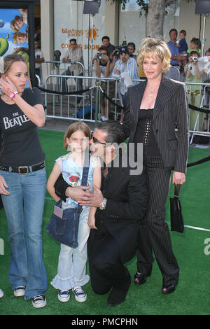 "Shrek 2" Premiere 5/08/2004 Antonio Banderas, Melanie Griffith und Kinder Stella Banderas und Dakota Johnson Foto von Joseph Martinez - Alle Rechte vorbehalten File Reference # 21809 0045 PLX für redaktionelle Verwendung Stockfoto