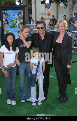 "Shrek 2" Premiere 5/08/2004 Antonio Banderas, Melanie Griffith und Kinder Stella Banderas und Dakota Johnson Foto von Joseph Martinez - Alle Rechte vorbehalten File Reference # 21809 0047 PLX für redaktionelle Verwendung Stockfoto