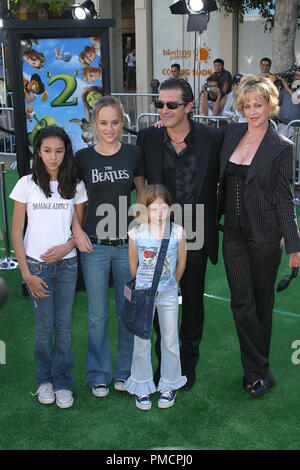 "Shrek 2" Premiere 5/08/2004 Antonio Banderas, Melanie Griffith und Kinder Stella Banderas und Dakota Johnson Foto von Joseph Martinez - Alle Rechte vorbehalten File Reference # 21809 0048 PLX für redaktionelle Verwendung Stockfoto