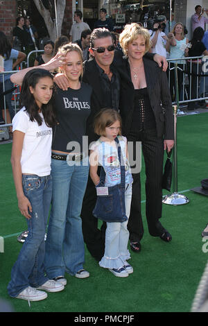 "Shrek 2" Premiere 5/08/2004 Antonio Banderas, Melanie Griffith und Kinder Stella Banderas und Dakota Johnson Foto von Joseph Martinez - Alle Rechte vorbehalten File Reference # 21809 0059 PLX für redaktionelle Verwendung Stockfoto