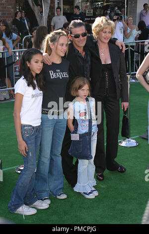 "Shrek 2" Premiere 5/08/2004 Antonio Banderas, Melanie Griffith und Kinder Stella Banderas und Dakota Johnson Foto von Joseph Martinez - Alle Rechte vorbehalten File Reference # 21809 0060 PLX für redaktionelle Verwendung Stockfoto