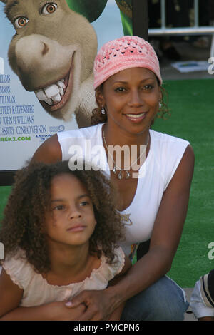 "Shrek 2" Premiere 5/08/2004 Holly Robinson Peete und Tochter Ryan Elizabeth Foto von Joseph Martinez - Alle Rechte vorbehalten File Reference # 21809 0111 PLX für redaktionelle Verwendung Stockfoto