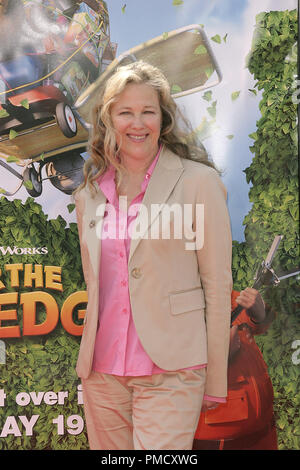 "Ab durch die Hecke" (Premiere) Catherine O'Hara 04-30-2006/Mann Dorf Theater/Westwood, CA/Dreamworks/Foto von Joseph Martinez - Alle Rechte vorbehalten File Reference # 22725 0059 PLX nur für redaktionelle Verwendung - Alle Rechte vorbehalten Stockfoto