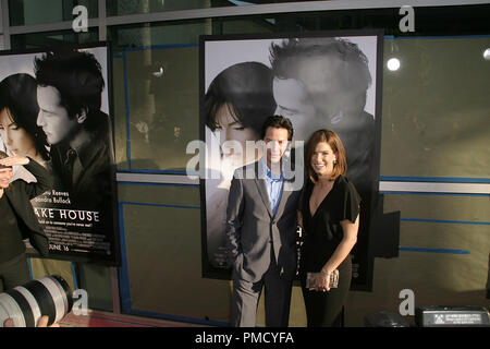 "Das Haus am See" (Premiere) Keanu Reeves, Sandra Bullock 06-13-2006/ArcLight Theater/Hollywood, CA/Warner Brothers/Foto von Joseph Martinez - Alle Rechte vorbehalten File Reference # 22772 0039 PLX nur für redaktionelle Verwendung - Alle Rechte vorbehalten Stockfoto