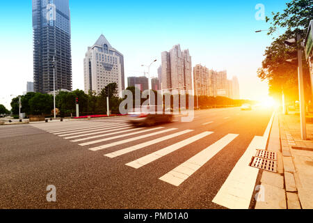 Die Lichtspuren auf dem modernen Gebäude-Hintergrund Stockfoto