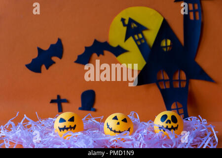 Happy Halloween haunted House mit Schloss und Mond und Kürbis und bat auf orangem Hintergrund. Stockfoto