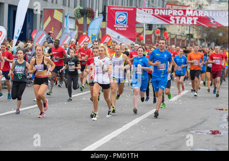 DNIPRO, UKRAINE - 16. SEPTEMBER 2018: massenstart von 10 km Strecke beim ATB Dnipro Dnipro Stadt Marathon Stockfoto