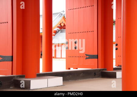 Farben von Japan: rote und weiße Architektur der Kaiserpalast in Kyoto Stockfoto