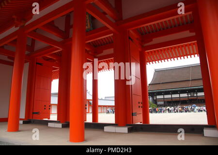 Farben von Japan: rote und weiße Architektur der Kaiserpalast in Kyoto Stockfoto