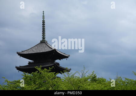 Japanische Pagode unter schweren Wolken, Kyoto Stockfoto