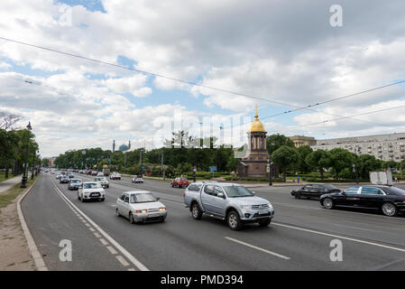 St. Petersburg, Russland - 04 Juni, 2018: Horizontale Bild des Autoverkehrs in St. Petersburg, Russland Stockfoto