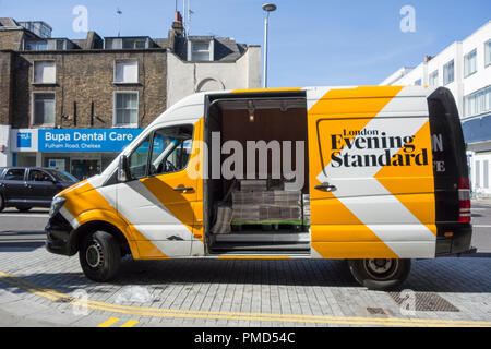 Evening Standard Lieferung van auf einer Straße in London, Großbritannien Stockfoto