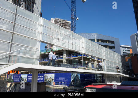 Am Kanal gelegenes Spaziergang Konstruktion und Entwicklung in Paddington, London, Großbritannien Stockfoto