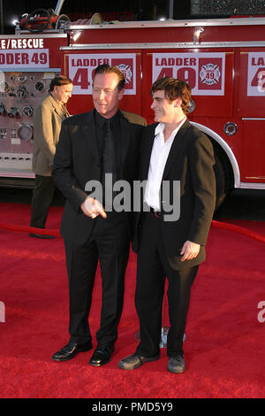 "Ladder 49" Premiere 9-20 2004 Robert Patrick, Joaquin Phoenix Foto von Joseph Martinez - Alle Rechte vorbehalten File Reference # 21943 0033 PLX nur für redaktionelle Verwendung - Alle Rechte vorbehalten Stockfoto