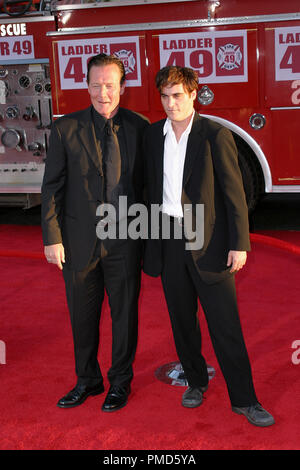 "Ladder 49" Premiere 9-20 2004 Robert Patrick, Joaquin Phoenix Foto von Joseph Martinez - Alle Rechte vorbehalten File Reference # 21943 0034 PLX nur für redaktionelle Verwendung - Alle Rechte vorbehalten Stockfoto