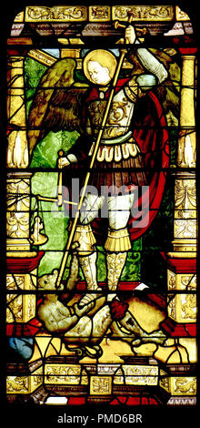 Glasmalerei mit St. Michael mit einem Gewicht von Seelen. Datum/Zeitraum: 1475/1480. Höhe: 193 cm (75,9 in); Breite: 93,5 cm (36,8 in). Autor: Antonio da Pandino .. Stockfoto