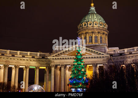 Blick von der Kazan Kathedrale Sobor und Weihnachtsbaum in der Nacht in Sankt Petersburg. Russland Stockfoto