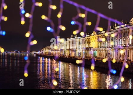 Winter Palace Blick von Palace Bridge bei Nacht in Sankt Petersburg eingerichtet. Russland Stockfoto