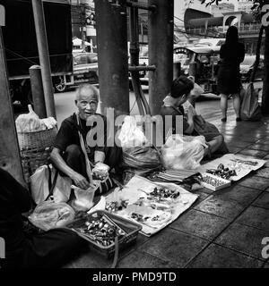 Eine alte Verkäufer von Objekten in eine Straße im Zentrum von Bangkok, Thailand Stockfoto