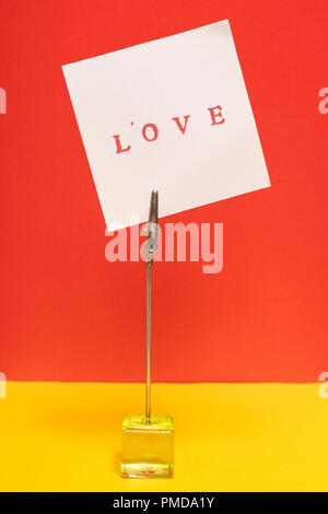 Das Wort Liebe auf eine Mahnung gedruckt Stockfoto