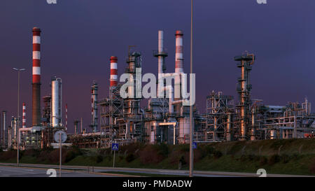 Teil einer großen Ölraffinerie in der Dämmerung Stockfoto