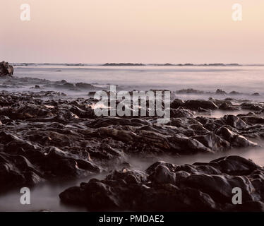 Glitzernde Meer Felsen in der Abenddämmerung. Lange Belichtung. Nördlich von Portugal entfernt. Stockfoto