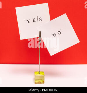 Der Kontrast zwischen dem Ja und Nein Wörter auf zwei Blatt Papier gedruckt Stockfoto