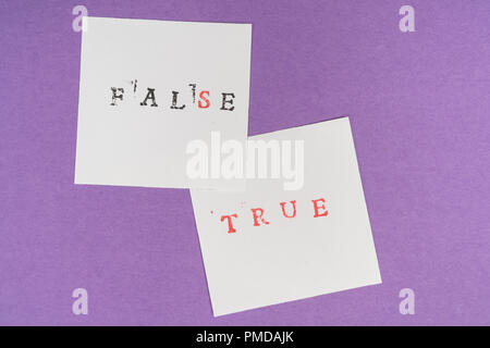 Der Kontrast zwischen der falsche und wahre Worte auf zwei Blatt Papier gedruckt Stockfoto