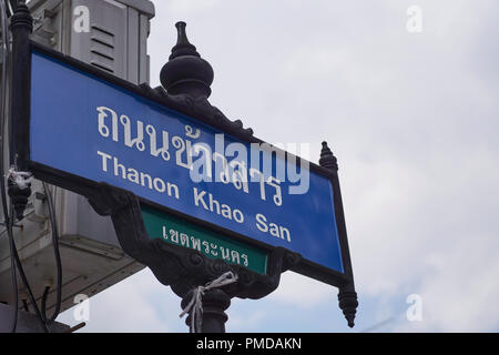 Straßenschild für Khaos Thanon Khao San Road (San), die Backpacker Szene im Zentrum von Bangkok. Stockfoto