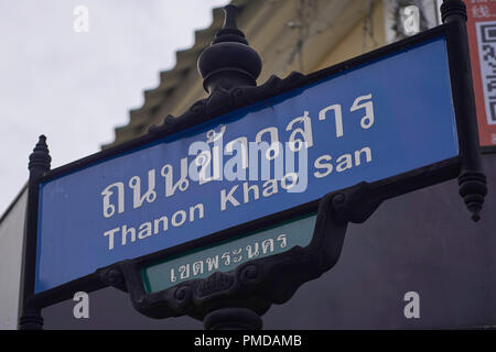 Straßenschild für Thanon Khao San (Khaosan Road), die Backpacker center in Bangkok. Stockfoto