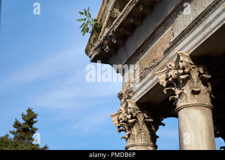 Altes Grab Gebäude mit griechischen Säulen im Friedhof von Recoleta, Buenos Aires, Argentinien Stockfoto