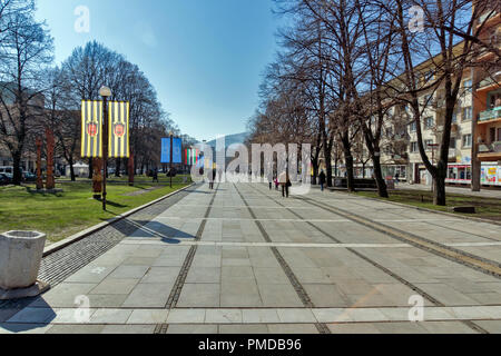 PERNIK, Bulgarien - 12. MÄRZ 2014: Panoramablick von der Mitte der Stadt von Pernik, Bulgarien Stockfoto