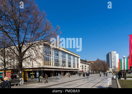 PERNIK, Bulgarien - 12. MÄRZ 2014: Panoramablick von der Mitte der Stadt von Pernik, Bulgarien Stockfoto