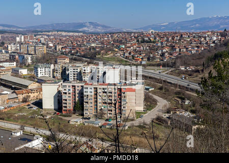 PERNIK, Bulgarien - 12. MÄRZ 2014: Panoramablick auf Stadt von Pernik, Bulgarien Stockfoto