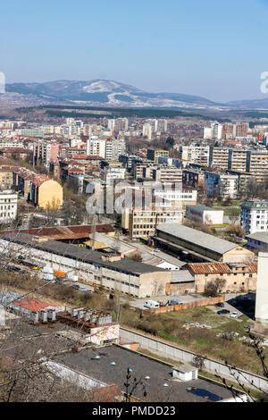 PERNIK, Bulgarien - 12. MÄRZ 2014: Panoramablick auf Stadt von Pernik, Bulgarien Stockfoto