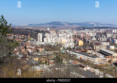 PERNIK, Bulgarien - 12. MÄRZ 2014: Panoramablick auf Stadt von Pernik, Bulgarien Stockfoto