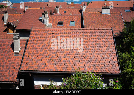 Rote flache Elsässische gebogene Platten Dächer Häuser in Annecy Frankreich Stockfoto