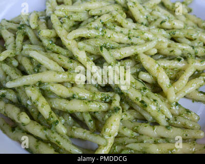 Nahaufnahme des Trofie al pesto: traditionelle handgemachte Pasta mit Basilikum Sauce in Genua (Ligurien Italien) Stockfoto