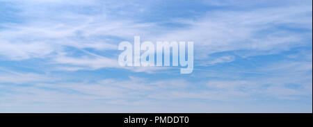 Weiten Blick über weiße dünne Wolken vor einem strahlend blauen Himmel. Stockfoto