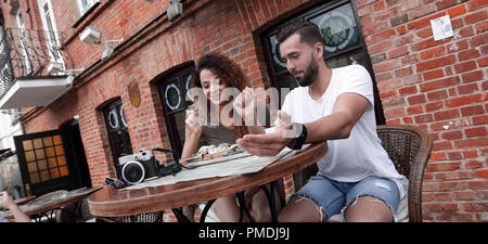 Portrait von herrlich romantisches Paar sitzen in einem Café mit Kaffee Stockfoto