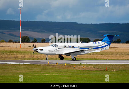 Eine Pilatus PC 12/47 e Turbo prop in Inverness Dalcross Flughafen ankommen, für einen kurzen Aufenthalt vor dem Flug nach Brüssel. Stockfoto